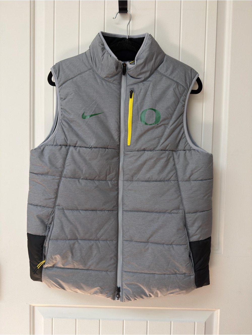 Nike Oregon Ducks Puffer Vest Men’s Medium Gray Full Zip Duck Logo Collar